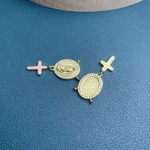 Vergoldeter Guadalupe-Anhänger mit Kreuz und Zirkonia, ideal für die DIY-Schmuckherstellung.