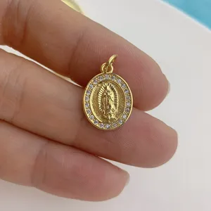 Detailaufnahme des vergoldeten Zirkonia Jungfrau Maria Anhängers Modeschmuck Zubehör.