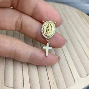 Goldener Madonna Anhänger mit Zirkonia und Perlmutt Kreuz, elegantes DIY Schmuckstück.