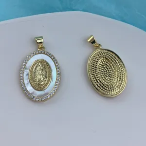 Detaillierte Nahaufnahme des goldenen ovalen Anhängers mit weißem Perlmutt und Zirkon.