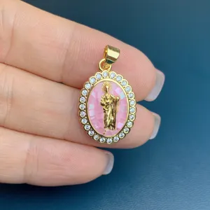Detailansicht des ovalen goldfarbenen religiösen Anhängers mit Perlmutt und Zirkonia.