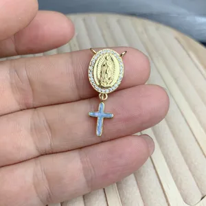 Detailansicht des goldenen Guadalupe-Anhängers mit Zirkonia und Muschel-Kreuz für DIY-Schmuck.