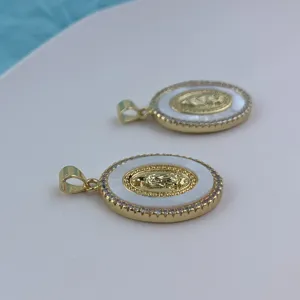 Nahaufnahme des goldenen ovalen Perlmutt-Anhängers mit Zirkonrand und klassischem Porträt.