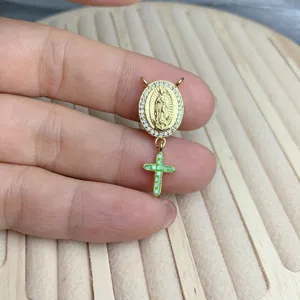 Guadalupe Anhänger mit Zirkonia Rand und grünem kariertem Kreuz Detail Zubehör.