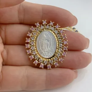 Nahaufnahme Detail des goldenen Zirkon Muschel Anhängers mit religiösem Motiv, Schmuck.