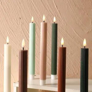 Vue detaillee de bougies LED baton rayees colorees, bougies sans flamme pour decoration interieure.