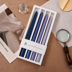 Detailaufnahme von farbverlauf duftenden Stabkerzen in Geschenkbox, ideal als Deko.