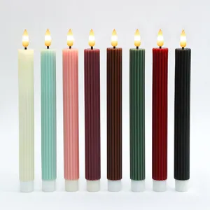 Lot de 8 bougies LED effilées rayées avec coque en cire de paraffine et flamme décorative.
