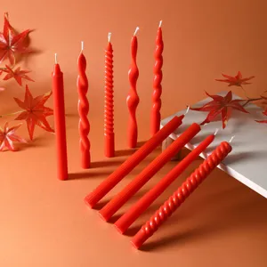 Candele profumate torsadate lunghe rosso arancio per decorazioni d'interni e atmosfera autunnale.