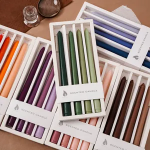 Detailansicht bunter, duftender Stabkerzen-Sets in weißen Schachteln für Hochzeitsgeschenke.