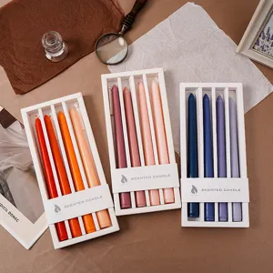 Detailansicht des Farbverlauf Duftkerzen Stabkerzen Geschenksets, farbige Sojawachs Kerzen.