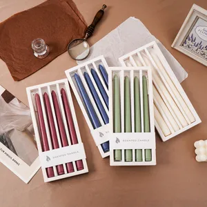 Detailansicht bunter duftender Stabkerzen im Set, ideal fur Heimdekoration und Geschenke.