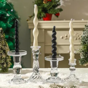 Bougies parfumées spirales de Noël avec bougeoirs en verre transparent pour décoration.