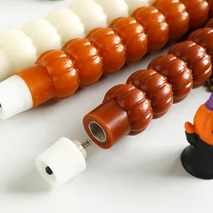 Détail de bougie LED citrouille d'Halloween avec filetage de vis et composant de ressort.