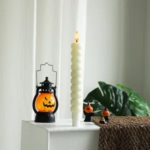 Vue détaillée de la bougie LED blanche à bulles avec flamme pour décoration d'Halloween.