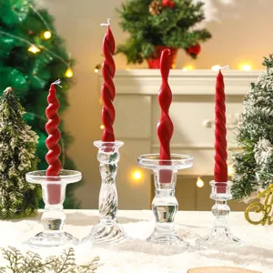 Ensemble de bougies parfumées spirales bordeaux de Noël avec bougeoirs en verre transparent.