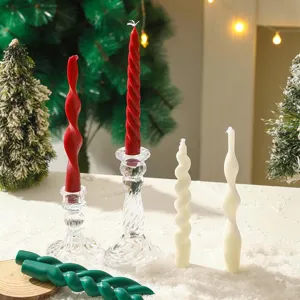 Bougies spirales parfumées de Noël avec bougeoirs en verre pour décoration de fête.