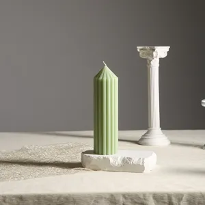 Minzgrüne geriffelte Stumpenkerze Detailaufnahme mit feinem gerippten Strukturdesign.