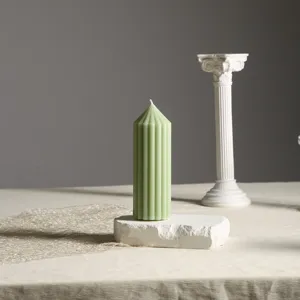 Mintgrüne gerippte Stumpenkerze Detailansicht, ideal für Raumdeko und gemütliches Ambiente.