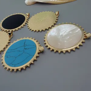 Ovale Anhänger Charms mit Edelstein Einlagen und goldenem Rand für DIY Schmuckherstellung.