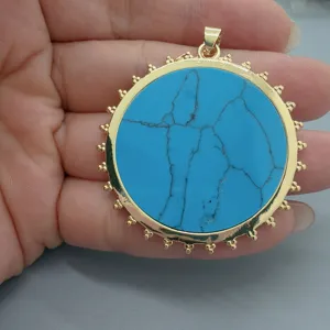 Großer runder Türkis Muschel Anhänger Detail, eleganter vergoldeter Perlenrand Modeschmuck.