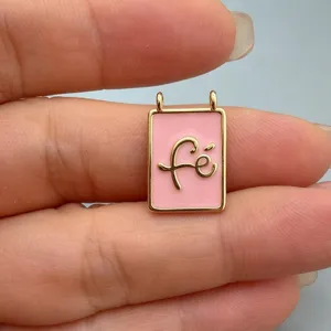 Λεπτομερές κοντινό πλάνο του ροζ εμαγιέ τετράγωνου μεταλλικού μενταγιόν με κομψή επιγραφή.