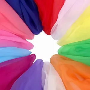 Foulards de danse transparents multicolores vibrants, details de chal de plage en couleur.