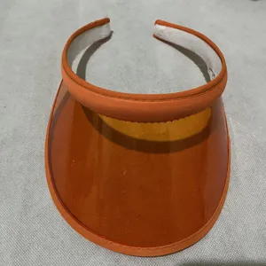 Orange PVC transparente Sonnenblende Detail mit glattem Rand und Stirnband Design.