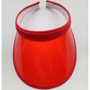 Nahaufnahme des leuchtend roten, transparenten PVC-Sonnenschirms mit bequemem Haarreif.