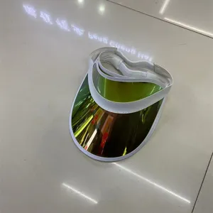 Vista dettagliata della visiera parasole riflettente colorata in PVC per uso all'aperto.