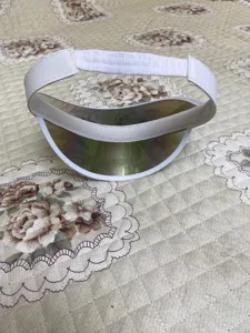 Primo piano di visiera parasole in PVC bianco con tesa riflettente iridescente.
