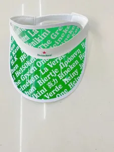 Detailansicht des gruenen transparenten PVC-Sonnenschirms mitweissem Rand und Marken-Druck.