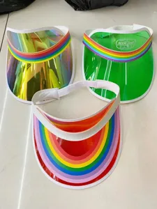 Transparenter PVC-Sonnenvisier mit buntem Regenbogen-Streifendesign und elastischem Band.