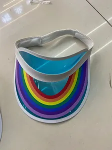 Transparenter PVC-Sonnenvisier mit Regenbogenstreifen Damen Sonnenschutz Detailansicht