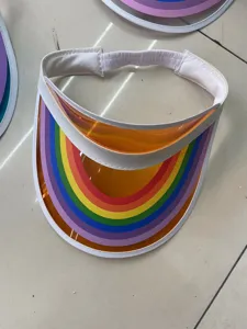 Transparenter PVC Sonnenblendenhut mit bunten Regenbogenstreifen, UV-Schutz Sommer Outdoor Mütze.