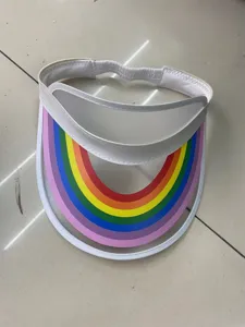 Detailansicht des transparenten PVC Sonnenvisiers mit buntem Regenbogenmuster und Gummizug.
