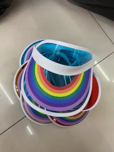 Detailansicht des transparenten PVC Regenbogen Sonnenvisiers mit buntem Rand und Band.