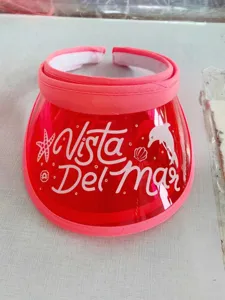 Transparenter rosa PVC Sonnenschutz Visierhut Detailansicht, UV Schutz Strand Sommer.