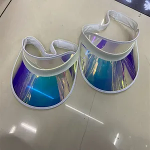 Visiera parasole olografica in PVC con tesa arcobaleno riflettente e cinturino elastico.