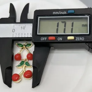 Vista detallada del colgante de cereza con medida exacta para accesorios de joyería DIY.