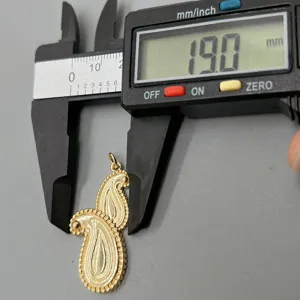 Goldenes Paisley Metallanhänger Detailansicht zeigt eine Grösse von 19mm für DIY