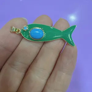 Grüner Emaillefisch Anhänger mit blauem Stein, vergoldetes DIY Schmuckzubehör.