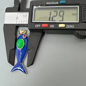 Vergoldeter blauer Emaille Goldfisch Anhänger mit grünen und roten Steinen, 12,9mm.
