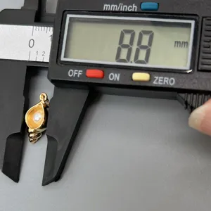Goldfarbene Muschel Anhänger Schmuck Zubehör Detailansicht mit Messschieber Größe.