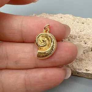 Goldener Ammonit Muschel Anhänger für DIY Schmuckherstellung, Strand Stil Meeresaccessoire.