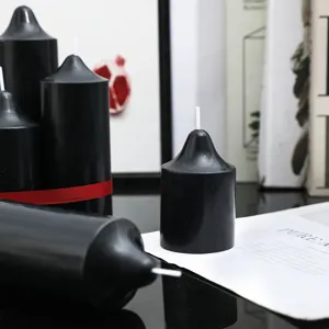 Vue detaillee de bougie pilier noire pointue, style de decor minimaliste, texture lisse.