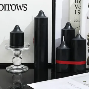 Bougies parfumées noires pointues en lot avec bougeoir en verre et ruban, déco.