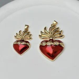 Pendentif cœur émaillé rouge plaqué or avec oxydes de zirconium scintillants, accessoire bijoux DIY.