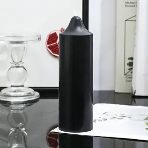 Bougie parfumée pilier noire à sommet pointu pour déco maison, cadeau de mariage et accessoire photo.