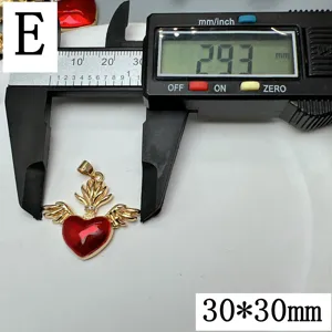 Pendentif coeur ailes émail rouge accessoire bijoux DIY dimension 30x30mm detail